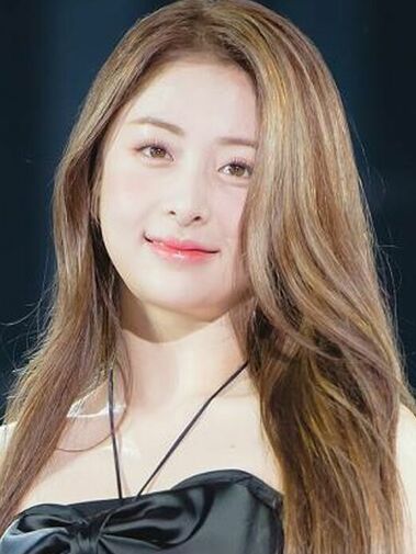 Huh Yunjin (허윤진)